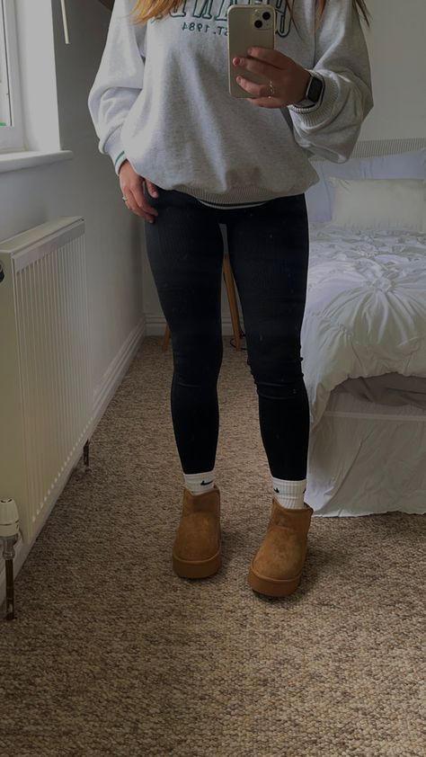 Lazy Autumn Outfit, Cozy Outfits With Uggs, Girl In Leggings Outfit, Fall Winter Outfits Aesthetic, Legging Inspo Outfits, Cozy Leggings Outfit Winter, Sweatshirts And Leggings Outfit, Jumper Leggings Outfit, Brown Ugh Outfits