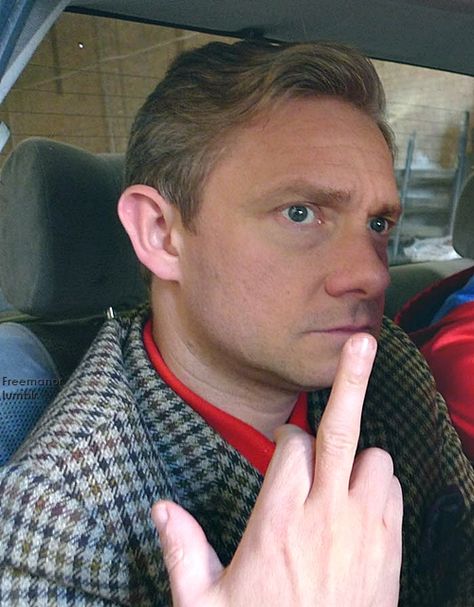 Never have I seen a man, who loves this gesture, as much as Martin Freeman. Martin Freeman Funny, Martin Freeman Hobbit, Sherlock Holmes John Watson, Amanda Abbington, Benedict And Martin, Sherlock 3, A Punk, Andrew Scott, John Watson