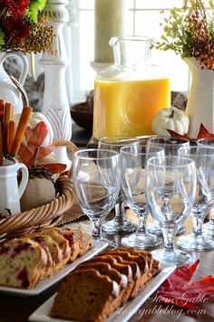 Breakfast Party Bed And Breakfast Food Ideas, Continental Breakfast Ideas, Bed And Breakfast Ideas, Thanksgiving Breakfast, Breakfast Table Setting, Treat Bar, Morning Brunch, Champagne Brunch, Brunch Table