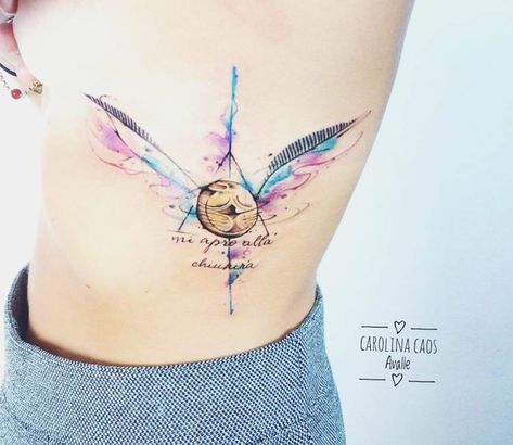 Golden Snitch tattoo by Carolina Caosavalle Golden Snitch Tattoo, Snitch Tattoo, Harry Potter Tattoo Sleeve, Harry Tattoos, Hp Tattoo, Potter Tattoo, Petit Tattoo, Theme Tattoo, Harry Potter Tattoos