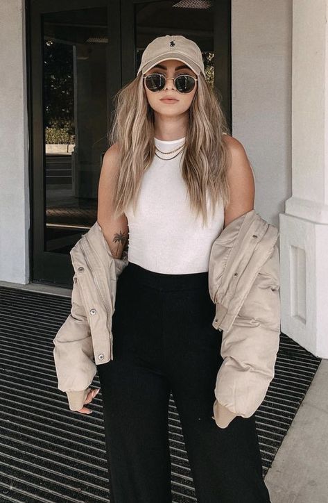 Trendy Spring Fashion 2023, Beige Cap Outfit, Cap Outfits For Women, Spring Outfits Aesthetic, Cap Outfit, Trendy Spring Outfits, Aesthetic Spring, Spring Girl, Spring Ideas