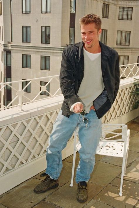 Picture of Brad Pitt on a balkony Brad Pitty, Brad Pitt Pictures, Brad Pitt Style, Brad Pitt Photos, 5 Outfits, Outfits Con Jeans, 90s Fashion Men, Maxi Outfits, Outfit 90s