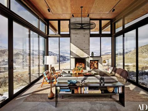 Steel and reclaimed barn wood retreat boasts views of Cascade mountains Rustic Mountain Homes, Modern Mountain House, Popular Living Room, Modern Mountain Home, Mountain Modern, Modern Mountain, Mountain Homes, Chic Interior, Cozy Fireplace