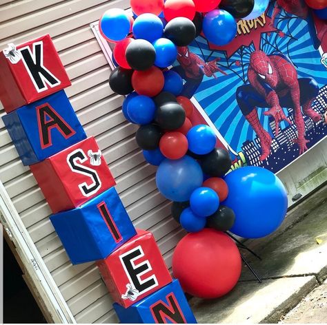 Dollar Tree Spiderman Party, Spiderman Birthday Party Centerpieces, Spider Man Decorations Birthday Diy, Spiderman Diy Decorations, Spiderman Balloon Arch, Easy Birthday Party Decorations, Avengers Party Decorations, Spiderman Birthday Party Decorations, Toy Story Party Decorations