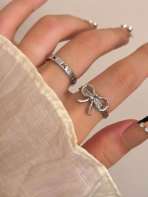 𝔇𝔢𝔱𝔞𝔦𝔩𝔰 Style: Y2k, Coquette, Kawaii Materials: Metal Quantity: 2 pcs(set) Elevate your style with our Coquette Basic Ribbon Rings Set - an embodiment of simple yet classic beauty. Whether it's a casual day out or a special occasion, these cute ribbon rings effortlessly enhance your look with their delicate design. Enjoy free shipping with a purchase of over 80$ Jewelry Accessories Aesthetic Silver, Coquette Accessories Aesthetic, Silver Aesthetic Jewelry, Coquette Rings, Cute Rings Aesthetic, Coquette Ring, Kawaii Rings, Basic Jewellery, Lots Of Rings