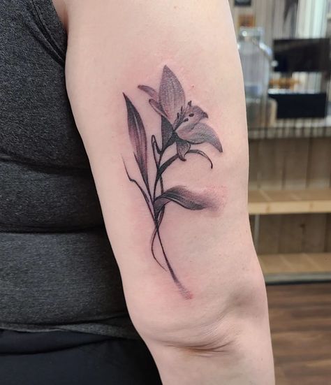 Black Lily Tattoo, Black And Grey Tattoo, Mama Tried, Floral Tattoos, Lily Tattoo, Grey Tattoo, Best Tattoo, The Shadows, Hidden Gem