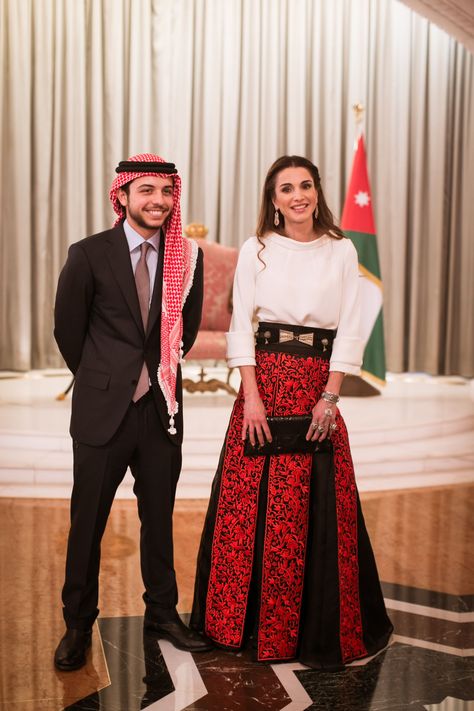 Royal family of Jordan Jordanian Clothing, Jordanian Dress, Rania Al Abdullah, Queen Noor, Jordan Royal Family, Decorating Frosting, Paris 6, King Abdullah, Style Royal