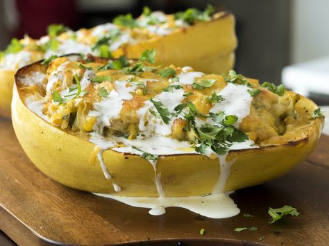 Green Chile Chicken- Stuffed Spaghetti Squash - Gonna lighten this up for WW! Enchilada Spaghetti, Stuffed Spaghetti Squash, Chili Verde, Green Chile Chicken, Chili Chicken, Chicken Spaghetti Squash, Chicken Stuffed, Squash Recipe, Spaghetti Squash Recipes