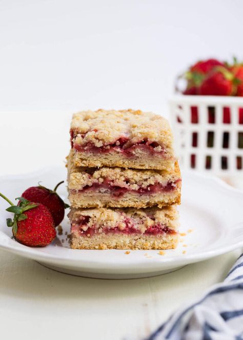 Strawberry crumb bars made with an easy crumb crust, strawberry filling and buttery crumb topping. The perfect summer dessert made with fresh, juicy strawberries! #strawberry #strawberries #fruit #strawberrycrumbbars #desserts #summer #summerdesserts #fruitdesserts #recipes #iheartnaptime Short Bread Crust, Strawberry Crumb Bars, Bread Crust, Strawberry Bars, Crumb Bars, Short Bread, Shortbread Bars, I Heart Naptime, Crumble Bars