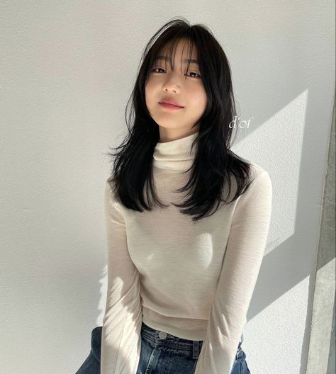 Hairstyle Korean, Midi Hair, Korean Long Hair, Medium Shaggy Hairstyles, Shot Hair Styles, Round Face Haircuts, Haircuts For Medium Hair, Haircuts Straight Hair, Mid Length Hair