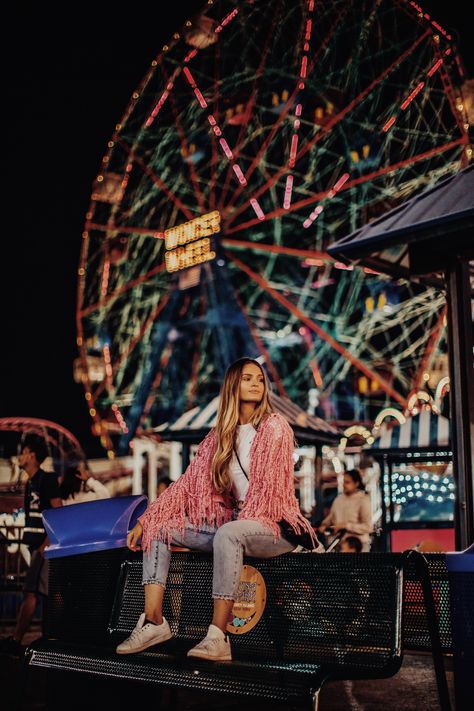 Amusement Park Photography Ideas, Amusement Park Photoshoot Ideas, State Fair Senior Pictures, Lunapark Photoshoot, Fair Photoshoot Ideas, Carnival Senior Pictures, Fair Family Photoshoot, Carnival Photo Ideas, Carnival Picture Ideas