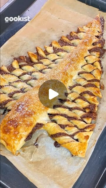 Cookist Wow on Instagram: "Here's an easy Christmas idea to make with just 2 ingredients! 🎄✨

This spectacular pastry Christmas tree is easier to make than you might think. Just follow this step-by-step recipe! 😍 

👉INGREDIENTS
2 sheets puff pastry
hazelnut cream (60g)

powdered sugar

👉METHOD
1. Roll out one puff pastry sheet into a large rectangle on a lightly floured surface and place on the prepared baking sheet.
2. Lightly score puff pastry into the shape of a Christmas tree (triangle) with a wide base. Spread chocolate-hazelnut spread over the triangle in a thin layer with the back of a spoon.
3. Bake at 200°C for 12 minutes.
4. Dust the Christmas tree with powdered sugar.

The leftover puff pastry can be rolled up to make some bite-sized treats! 

#cookistwow #christmasrecipe #c Leftover Puff Pastry, Pastry Christmas Tree, Christmas Reels, Pastry Christmas, Christmas Tree Food, Cooking Christmas, Hazelnut Cream, Cookist Wow, Christmas Appetizer