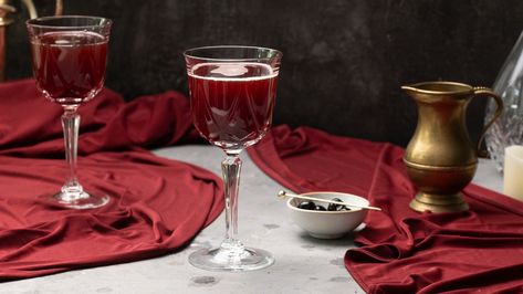 Calling all "Game of Thrones" fans: meet your new favorite cocktail. This fiery themed spritz is the perfect pairing for "House of the Dragon" viewings. Fantasy Themed Cocktails, Dragon Cocktail, Dragon Recipe, Holiday Advertising, Cherry Syrup, Truffle Fries, Fire Food, Dragon Party, Themed Drinks