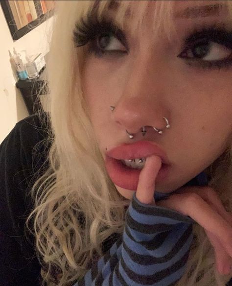 Kylie Jenner Hair, Nostril Piercing, Face Piercings, Piercings For Girls, Dope Jewelry, Body Piercings, Body Mods, Nose Piercing, Nostril Hoop Ring