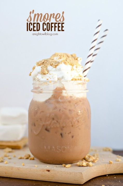 S'mores Iced Coffee - a delicious combination of coffee, chocolate, marshmallow and graham cracker topping! Coffee Marshmallows, Mousse Dolce, Cold Brew Coffee Recipe, Cracker Toppings, Herbalife Shake Recipes, Herbalife Recipes, Coffee Hacks, Homemade Coffee, Ice Coffee Recipe