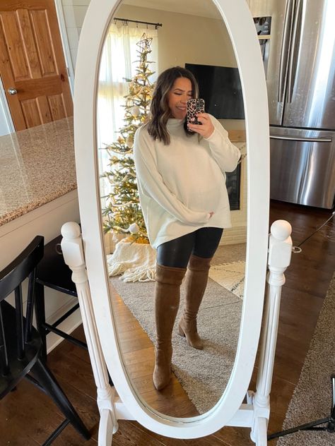 Bump style. Pregnancy style. Curvy pregnancy. Midsize pregnancy. Fall Fashion For Pregnant Women, Fall Maternity Outfits Midsize, Nice Maternity Outfits, Midsize Pregnancy Bump, Maternity Outfits Office, Curvy Maternity Outfits, Curvy Pregnant Outfits, Maternity Outfits Midsize, Mid Size Pregnancy