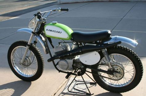 Kawasaki Green Streak F21M - Left Side Adv Bikes, Kawasaki Dirt Bikes, Yamaha 250, Motor Klasik, Dirt Motorcycle, Flat Track Motorcycle, Kawasaki Bikes, Moped Scooter, Motorcycle Dirt Bike