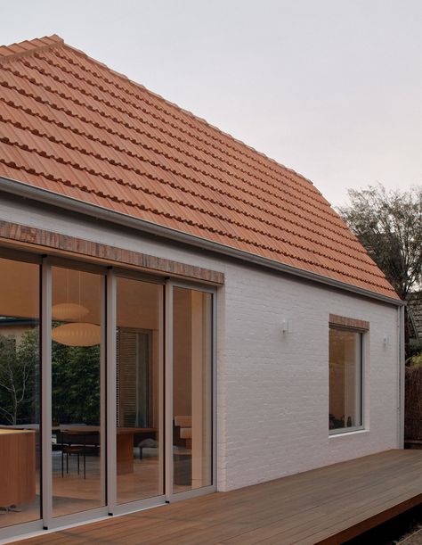 Terracotta Roof House, Architecture Courtyard, Terracotta Roof Tiles, Japanese Motifs, Terracotta Roof, Greenhouse Interiors, House Extension, Top Architects, The Local Project