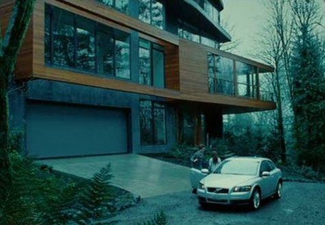 The original Hoke Residence used in the movie Twilight. Cullen House Twilight, Twilight House, Bella Y Edward, Twilight Edward, The Cullen, Twilight Pictures, Twilight Fans, Twilight Movie, The Twilight Saga