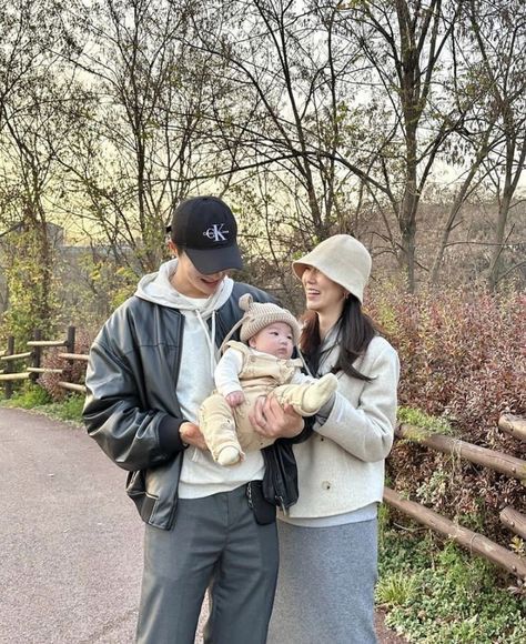 Drama Videos, Couple With Baby, Father And Baby, Baby Momma, 사진 촬영 포즈, Korean Babies, Asian Babies, Ulzzang Couple, Future Mom