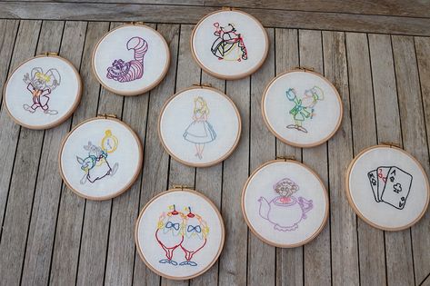 Disney Hand Embroidery Diy, Alice In Wonderland Embroidery, Character Embroidery, Embroidery Napkins, Alice In Wonderland Characters, Miniature Embroidery, Embroidery Gifts, Needle Point, Wooden Hoop