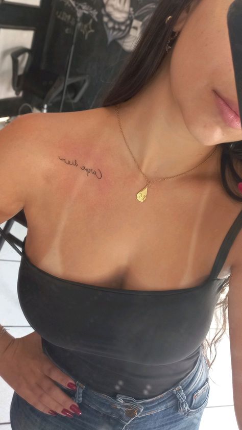 Carpe Diem Tattoo Meaning, Collarbone Tattoo Delicate, Tattoo Ideas Carpe Diem, Shoulder Tattoos For Women Elegant, Belle Ame Tattoo, Forte Tattoo, Tattoo Ideas Shoulder, Tattoo Carpe Diem, Clavicle Tattoo