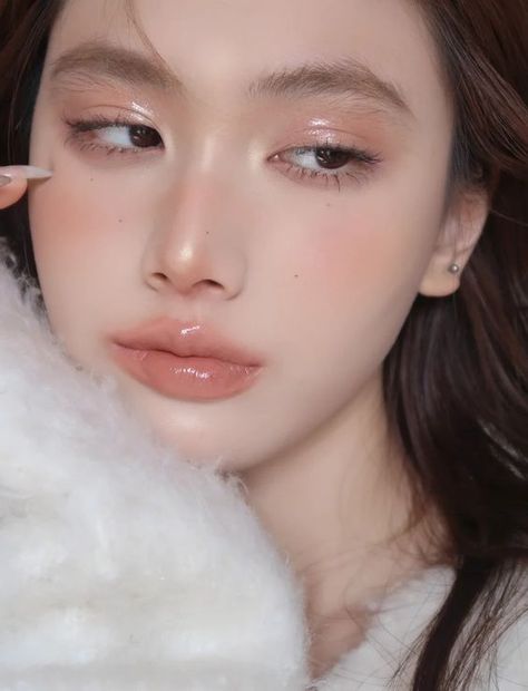 Dewy Makeup Aesthetic, Asian Dewy Makeup, Dewy Makeup Asian, Makeup Ideas Korean, Makeup For Pale Skin, Glitter Eyeshadow Looks, Makeup With Eyeshadow, Applying Eyeshadow, Pale Skin Makeup