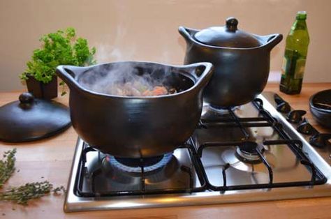 Indian Kitchen Ideas, Clay Pot Cooking Recipes, Clay Stove, Japan Kitchen, Kitchen Decor Collections, Pottery Kitchen, Natural Cooking, Handmade Dinnerware, Luxury Furniture Sofa