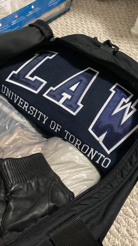 #pack #packwithme #uoft #uoftlaw #sweater #hoodieseason #navy #travelling #travel Uoft Toronto Law, Uoft Toronto Aesthetic, Uoft Toronto, Lawyer Vibes, 8th Grade Outfits, City Life Aesthetic, University Aesthetic, Aesthetic London, College Motivation