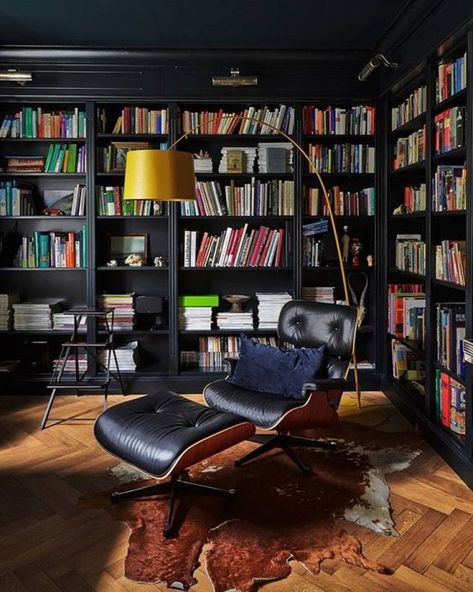 11 Perfect Spots For A Home Library Dark Library, Home Library Ideas, Bar Nook, Cozy Home Library, Home Library Rooms, Basement Office, Home Office Library, Office Interior Design Modern, Library Room