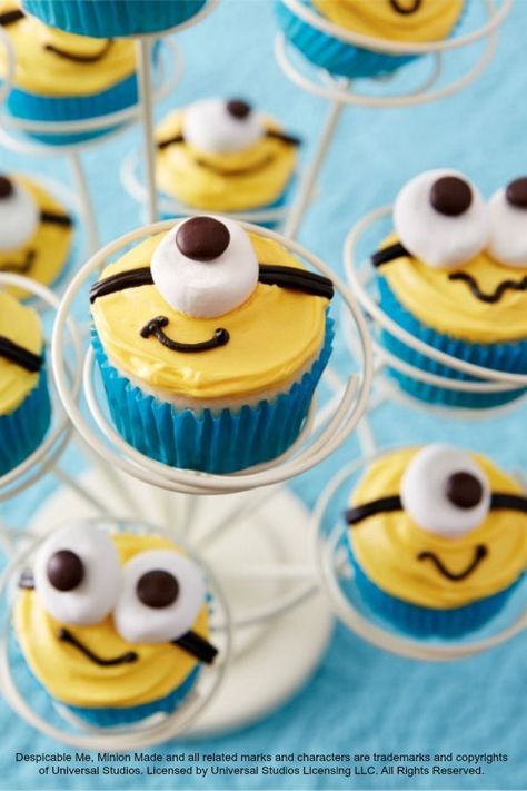 Nothing fancy required for these adorable Despicable Me cupcakes—just frosting, food coloring, candy and your favorite flavor of cake mix. Use blue baking cups for an extra special Minion touch. Hint: if you don’t have black licorice handy, Betty members Despicable Me Cupcakes, Minion Cupcake, Despicable Me Party, Minion Cupcakes, Minion Birthday Party, Cupcakes Decorados, Minion Cake, Creative Cupcakes, Minion Birthday