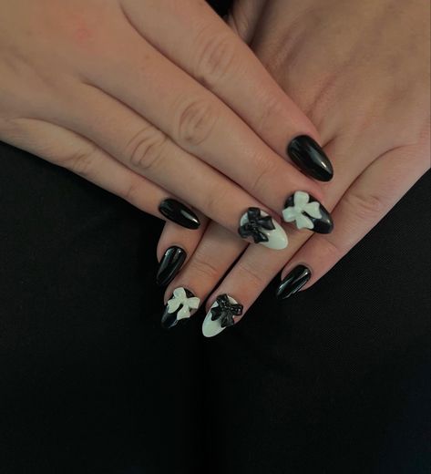 Black and white bow nails Black And White Douyin Nails, Black Nails With Bow Charm, Black Ribbon Nails, Black And White Bow Nails, Black Nails With White Tips, Black Nails With Bow, Black Bow Nails, Black Nails With Charms, Bow Acrylic Nails