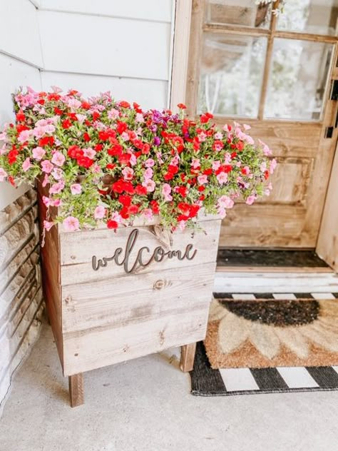 Diy Rustic Planters, Diy Front Porch Decor Ideas, Diy Flower Planter Boxes, Outdoor Easy Diy Projects, Cute Outdoor Planter Ideas, Front Porch Decor Flowers, Front Porch Ideas Diy, Cute Front Porch Ideas Summer, Front Door Planters Wood