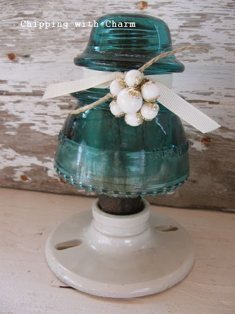 Chipping with Charm: Aqua Glass Insulator Trees...http://chippingwithcharm.blogspot.com/ Glass Insulator Candle Holder, Insulator Projects, Insulator Crafts, Electric Insulators, Insulator Lights, Glass Insulators, Trees Christmas, Aqua Glass, Ball Jars