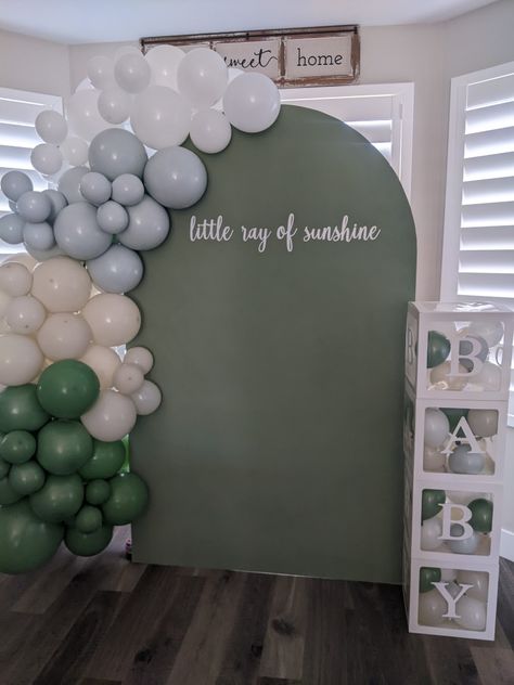 Simple Balloon Arch Baby Shower Boy, Sage Green Arch Backdrop, Basic Balloon Arch, Simple Baby Shower Backdrop Ideas, Easy Baby Shower Backdrop, Balloon Arch Baby Shower Boy, Simple Balloon Backdrop, Baby Shower Backdrop Ideas Boys, Green Arch Backdrop