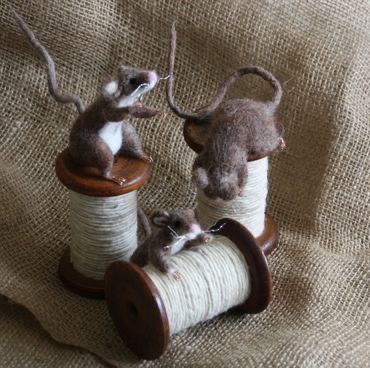 Mouse Sculpture, Yorkshire Landscape, Maus Illustration, Spool Of Thread, Needle Felted Mouse, Spool Crafts, Felted Mouse, Mouse Crafts, Needle Felting Diy