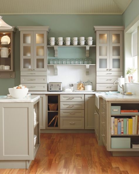 For palette inspiration, look at colors that exist together in nature. For example, the blues, greens, sandy whites, and driftwood grays of the seashore naturally work together. Robins Egg Blue Kitchen, Egg Blue Kitchen, Blue Green Kitchen, Martha Stewart Kitchen, Green Kitchen Walls, Blue Kitchen Walls, Rental Ideas, Color Tips, Kitchen Wall Colors