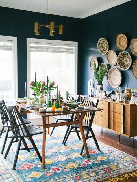 7 Beautiful Bohemian Dining Rooms We Love via MyDomaine | InteriorCrowd http://www.interiorcrowd.com Dining Room Navy, Mid Century Dining Room, Bohemian Dining Room, Boho Dining Room, Koti Diy, Dining Room Blue, Small Kitchens, Deco Boheme, 아파트 인테리어