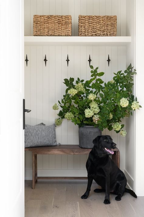 Modern Cottage Mudroom, Cottage Entryway Ideas, White English Cottage, Modern English Cottage Interiors, Modern English Farmhouse, Modern English Cottage, Cottage Entryway, Modern English Country, English Cottage Interiors