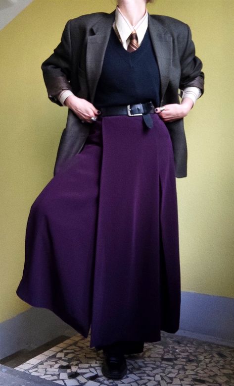 Wizard Outfit Inspiration, Vintage Purple Outfit, Casual Wizard Outfit, Purple Dark Academia Outfit, Modern Wizard Fashion, Wizardcore Fashion, Witchy Librarian, Librarian Aesthetic Outfit, Art Teacher Outfit