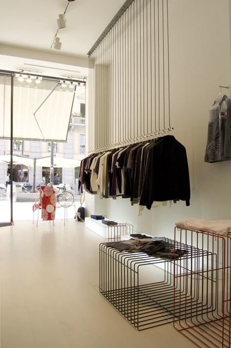 Minimal Pop Up Store, Clothing Store Set Up, Interior Clothing Store, Pop Up Store Design Ideas Clothing, Clothing Pop Up Store, Minimal Store Design, Clothing Retail Store Design, Pop Up Store Design Ideas, Clothing Store Interior Design