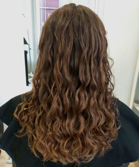 cabelo médio ondulado cor mel em degradê Ondulado 2b, Wavy Hair 2b, Long Hair Perm, Hairstyle Examples, Curly Waves, Wavy Curly Hair, Permed Hairstyles, Light Hair, Long Curly Hair