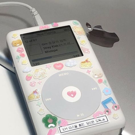 아 이 ☺︎ on Instagram: “﹝ 🎵◌🎼۪  🎧﹞” 2000s Ipod Aesthetic, Ipod Aesthetic, Y2k Technology, Technology Aesthetic, Sticker Deco, Oc Board, Tech Aesthetic, Cute Camera, Ipod Classic