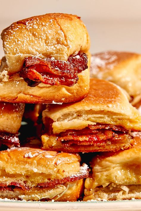 Bacon Stuffed French Toast Sliders Tailgating Brunch Ideas, Breakfast Tailgating Ideas, Easy Breakfast Ideas Sandwiches, Stuffed French Toast Hawaiian Rolls, Blue Collar Breakfast Ideas, Christmas Brunch Snacks, Breakfast Slider Recipes, Kings Hawaiian Sliders Breakfast, French Toast Breakfast Sliders