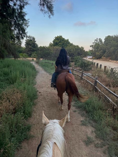 Fall Horseback Riding Outfits, Brunette Cowgirl Aesthetic, Wine Farm Outfit, Trail Riding Outfit, Faceless Brunette Aesthetic, Horses Countryside, Horseback Riding Aesthetic, Brunette Cowgirl, Horse Girl Aesthetic