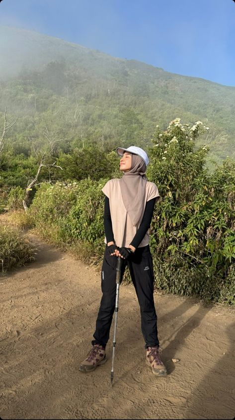 Hiking Outfit Women Hijab, Summer Hiking Fits, Ootd Hiking Hijab, Outfit Hiking Hijab, Hijabi Hiking Outfit, Hiking Women Outfit, Outfit Camping Hijab, Ootd Camp, Outfit Mendaki