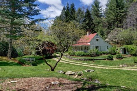 This North Carolina Farmhouse Is for Sale, and It's Perfect in Every Way South Carolina Farmhouse, Traditional Farmhouse Exterior, Carolina Farmhouse, Lanterns Chinese, Mountain Farmhouse, Cheap Houses For Sale, Napa Style, Kitchen Island Lighting Modern, Southern Farmhouse