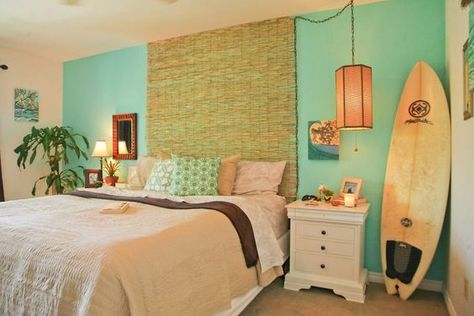 Beach Bedroom Ideas That Will Take You To Paradise - VisionBedding Surfer Bedroom Ideas, Surfer Bedroom, Hawaiian Bedroom, Surfer Room, Tropical Bedroom Decor, Tropical Bedroom, Colors Bedroom, Beachy Bedroom, Bedroom Turquoise