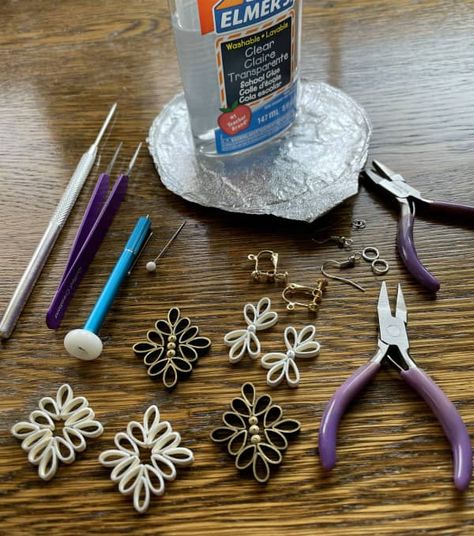 quilled earrings tutorial via allthingspaper.net Diy Quilling Earrings, Quilling Necklace, Quilling Instructions, Diy Quilling Crafts, Quilling Supplies, Paper Quilling Earrings, Quilled Earrings, Paper Quilling Tutorial, Paper Jewellery