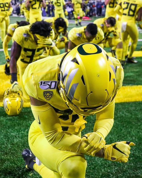 Oregon Ducks Football Wallpaper, Football Drip, Oregon Football, Football Poses, Football Pics, Ducks Football, Nfl Football Pictures, Duck Wallpaper, Football Pitch